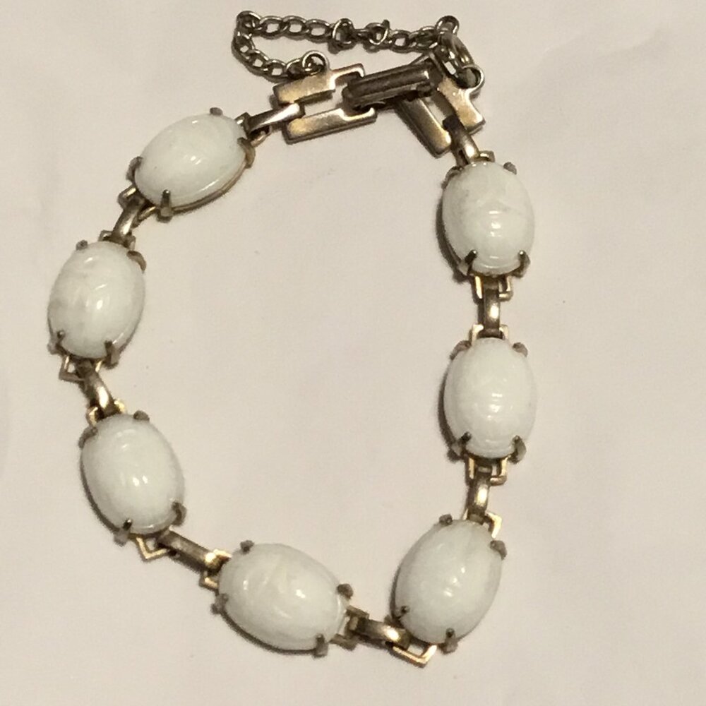 Very lovely and vintage white scarab bracelet w/ safety chain - Picture 9 of 9